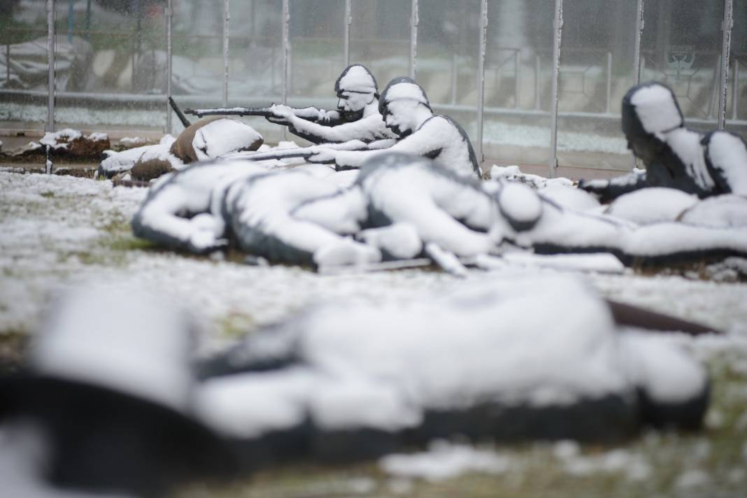 Çanakkale Savaşı'nın Tüm Detaylarını Gösteren Parkta Yer Alan, Bire Bir Boyutlardaki 40 Heykel Kar Yağışıyla Farklı Bir Görünüm 6